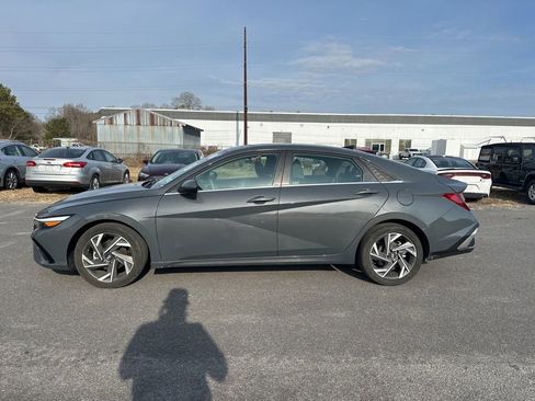 Used 2025 Hyundai Elantra SEL image 2