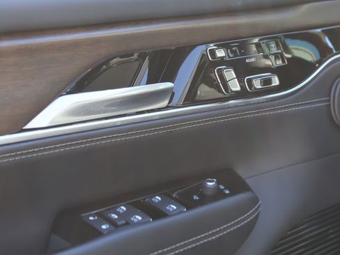 Used 2023 Jeep Grand Wagoneer Base image 25