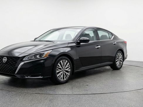 Used 2025 Nissan Altima 2.5 SV FWD image 3