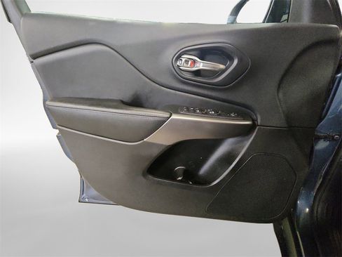 Used 2019 Jeep Cherokee Latitude Plus w/ Cold Weather Group image 14