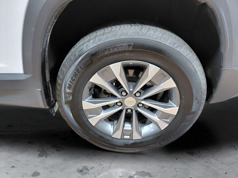 Used 2026 Chevrolet Equinox LT AWD/4WD image 9