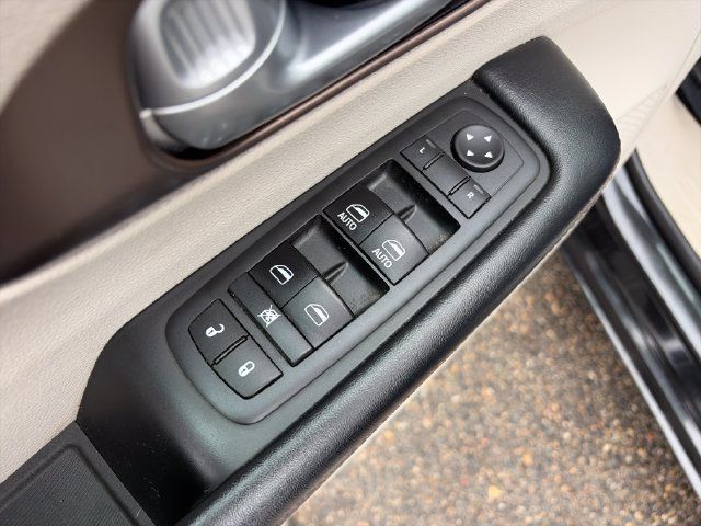 Used 2017 Chrysler Pacifica Touring Plus w/ Tire & Wheel Group FWD image 26