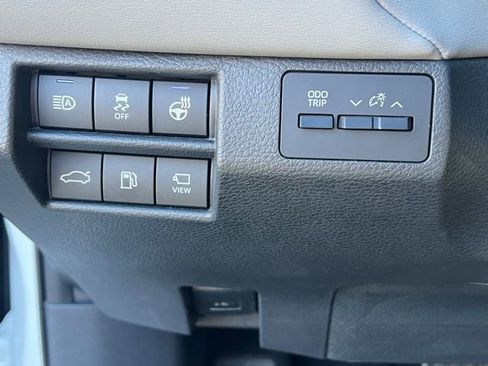 Used 2020 Toyota Avalon Limited image 22