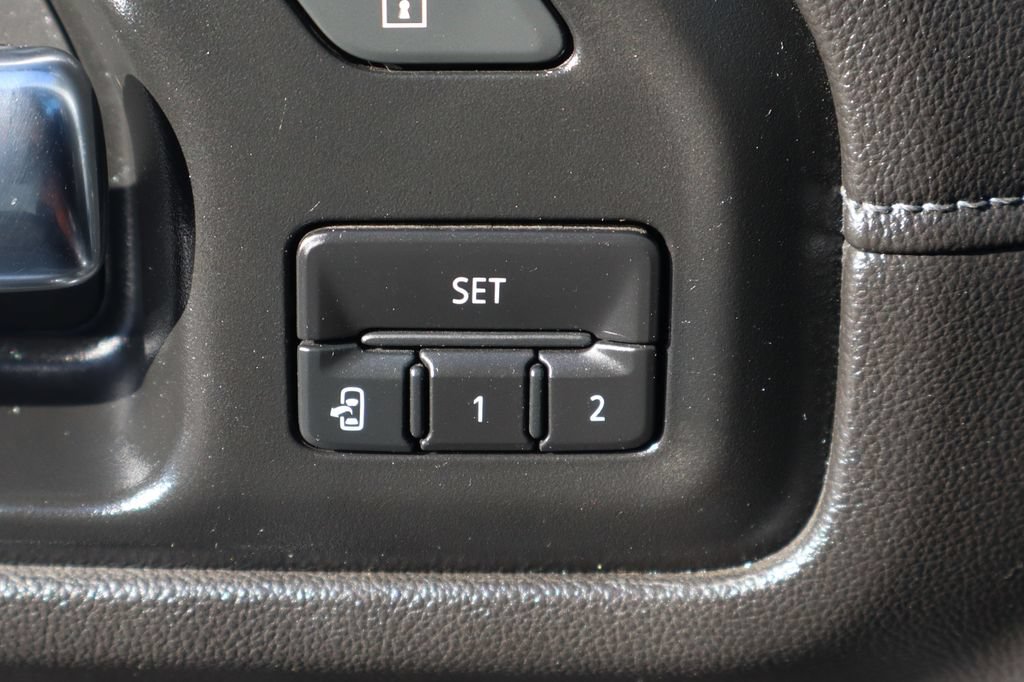 Used 2021 Chevrolet Silverado 2500 LTZ w/ LTZ Convenience Package AWD/4WD image 18