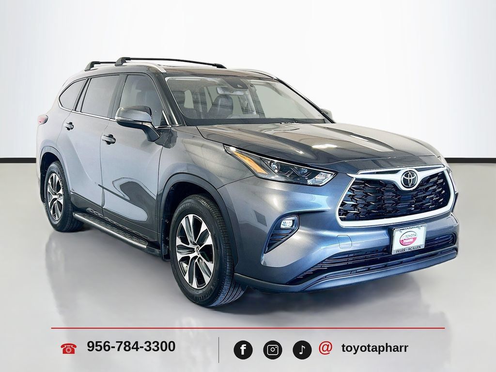 Used 2025 Toyota Highlander XLE FWD image 3