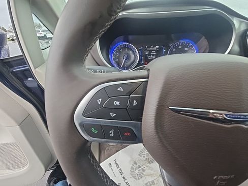 Used 2017 Chrysler Pacifica Touring-L w/ Tire & Wheel Group image 17