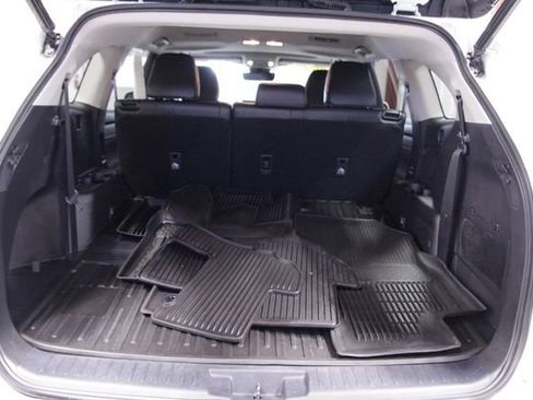 Used 2022 Toyota Highlander XLE AWD/4WD image 21