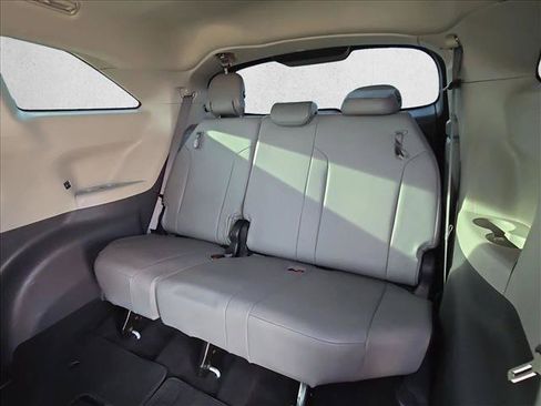 Used 2022 Toyota Sienna XLE FWD image 19