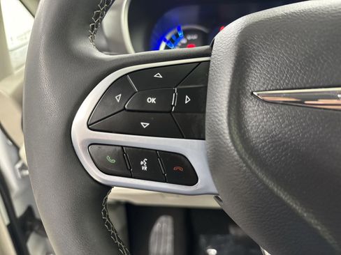 Used 2023 Chrysler Pacifica Touring-L image 37