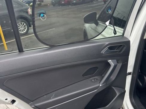 Used 2020 Volkswagen Tiguan SE w/ Panoramic Sunroof Package image 21