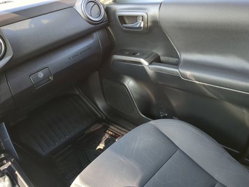 Used 2019 Toyota Tacoma TRD Sport image 45