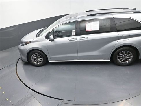 Used 2024 Toyota Sienna XLE image 19