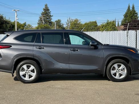Used 2022 Toyota Highlander LE AWD/4WD image 6