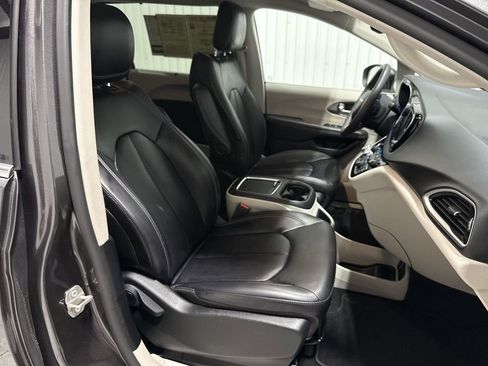 Used 2023 Chrysler Pacifica Touring-L image 29