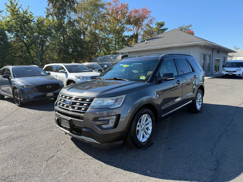 Used 2017 Ford Explorer XLT FWD image 2