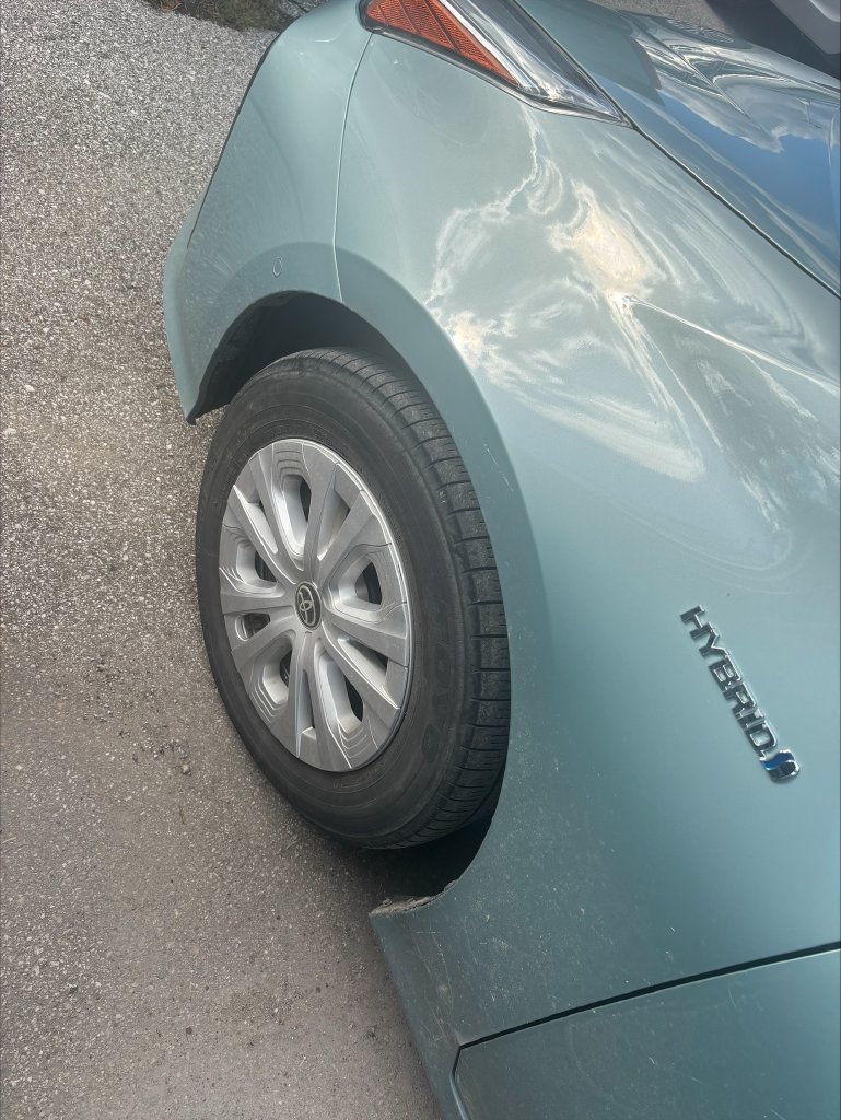 Used 2021 Toyota Prius LE FWD image 4