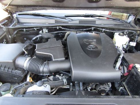 Used 2022 Toyota Tacoma TRD Off-Road w/ Technology Package image 26