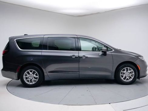 Used 2023 Chrysler Pacifica Touring-L FWD image 9
