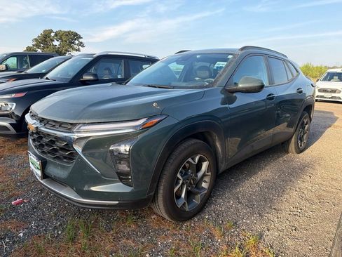 Used 2025 Chevrolet Trax LT FWD image 2