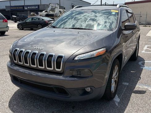 Used 2018 Jeep Cherokee Latitude Plus w/ Comfort/Convenience Group image 7