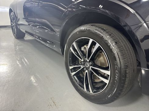 Used 2019 Volvo XC60 T6 Momentum w/ Multimedia Package AWD/4WD image 8