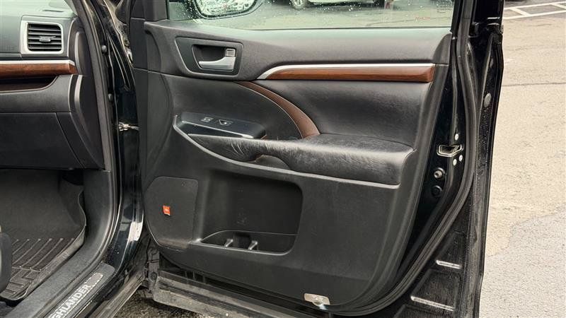 Used 2015 Toyota Highlander Limited Platinum AWD/4WD image 31