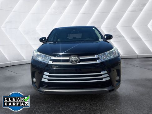 Used 2018 Toyota Highlander Plus FWD image 2