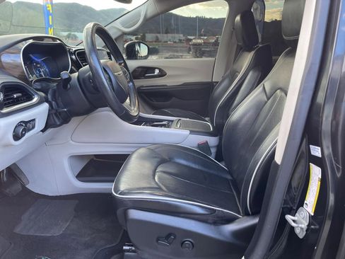 Used 2022 Chrysler Pacifica Limited image 16