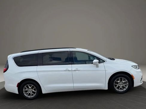 Used 2022 Chrysler Pacifica Touring FWD image 16