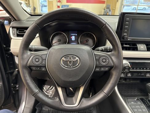 Used 2022 Toyota RAV4 XLE w/ Convenience Package image 32