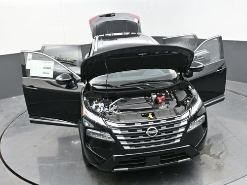 Certified 2025 Nissan Rogue Platinum w/ Tech Package image 39