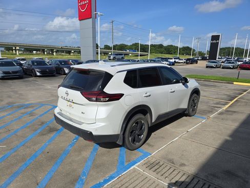 Used 2024 Nissan Rogue SV w/ SV Premium Package FWD image 9