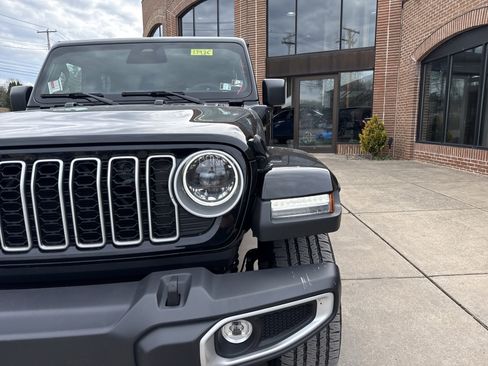 Used 2025 Jeep Wrangler Unlimited Sahara AWD/4WD image 30