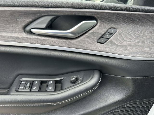 Used 2023 Jeep Grand Cherokee L Limited AWD/4WD image 15