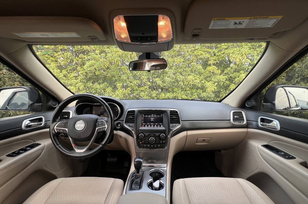 Used 2020 Jeep Grand Cherokee Laredo AWD/4WD image 29