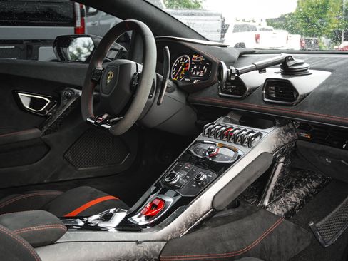 Used 2018 Lamborghini Huracan Performante AWD/4WD image 31