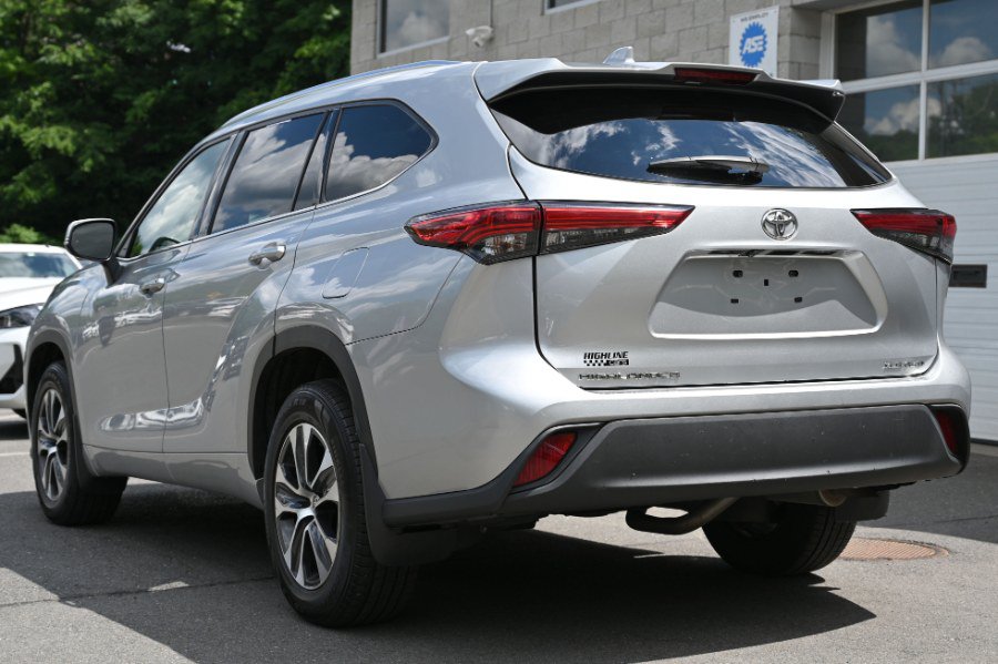 Used 2021 Toyota Highlander XLE AWD/4WD image 4