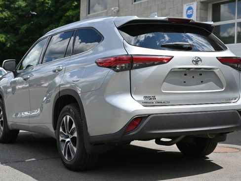 Used 2021 Toyota Highlander XLE AWD/4WD image 4