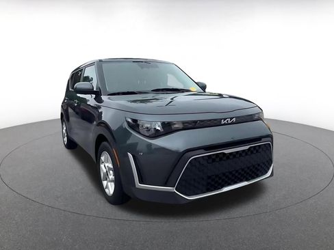 Used 2025 Kia Soul LX w/ LX Technology Package FWD image 3
