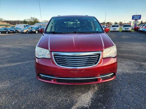 Used 2013 Chrysler Town & Country Touring image 12