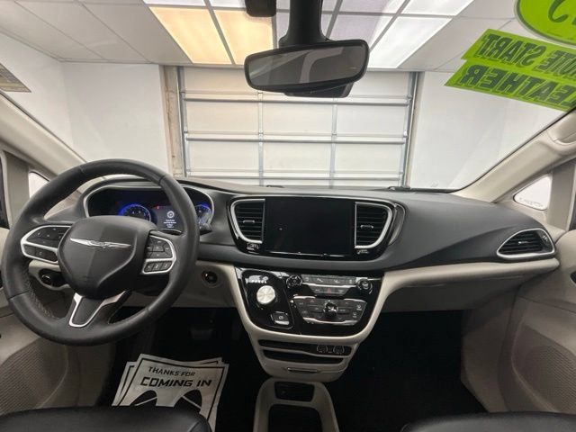 Used 2023 Chrysler Pacifica Touring-L FWD image 9