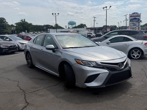 Used 2020 Toyota Camry SE FWD image 5