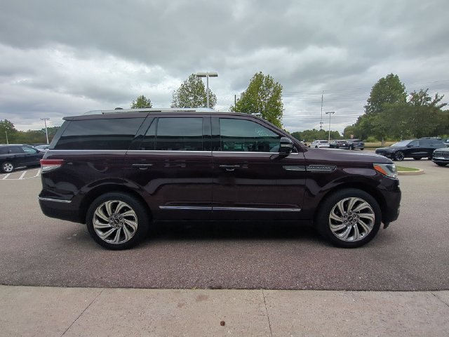 Used 2023 Lincoln Navigator Reserve AWD/4WD image 9