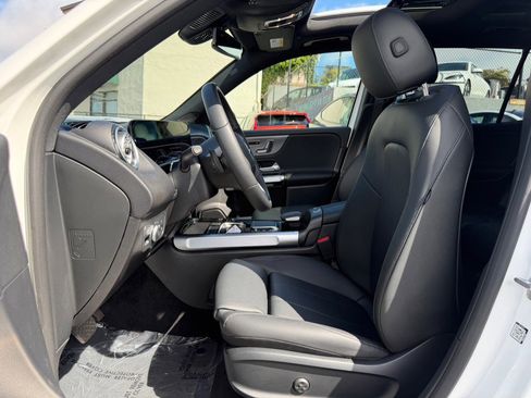 Used 2023 Mercedes-Benz EQB 300 4MATIC image 11