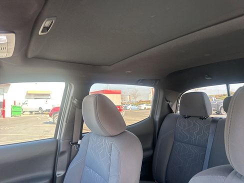 Used 2017 Toyota Tacoma TRD Sport image 13