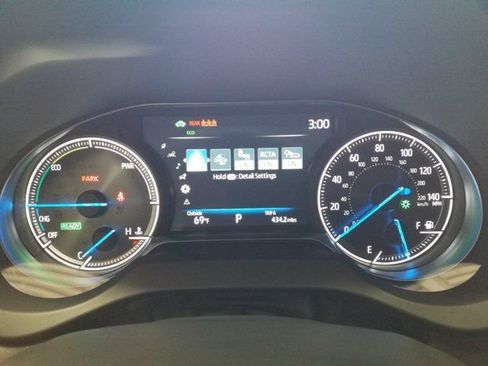 Used 2023 Toyota Venza LE AWD/4WD image 9