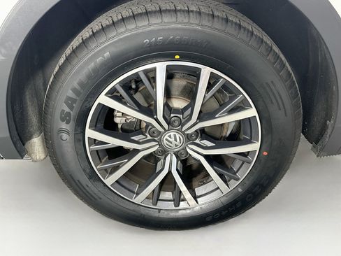 Used 2020 Volkswagen Tiguan SE w/ Panoramic Sunroof Package FWD image 11