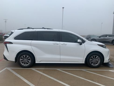 Used 2022 Toyota Sienna LE image 3