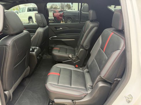 Used 2024 Chevrolet Traverse RS FWD image 25