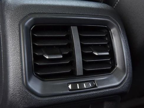 Used 2025 Volkswagen Taos SE AWD/4WD image 23